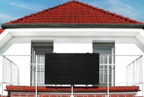 Schwarze Balkon-Solaranlage an Gitter-Balkon